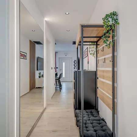 Modern Two-bedroom Iva Stobrec Apartman