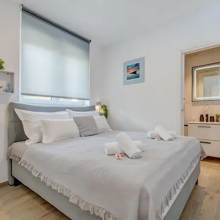 Modern Two-bedroom Iva Stobrec Apartman