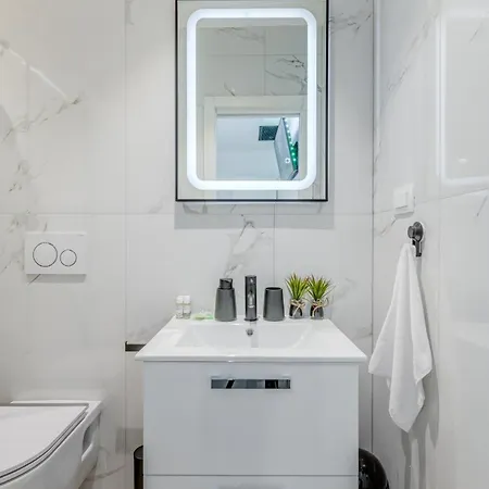 Modern Two-bedroom Iva Stobrec Apartman