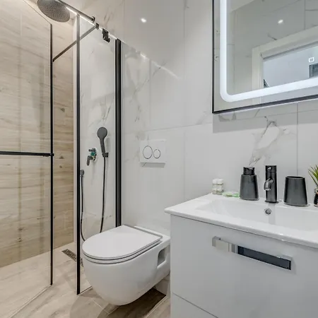 Modern Two-bedroom Iva Stobrec Apartment *