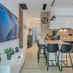 Modern Two-bedroom Iva Stobrec 아파트 스플리트