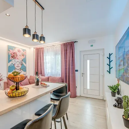 Modern Two-bedroom Iva Stobrec Appartement