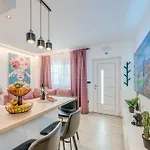 Modern Two-bedroom Iva Stobrec Apartman