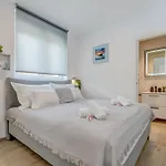 Modern Two-bedroom Iva Stobrec Apartman